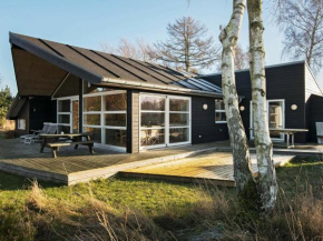 Contemporary Holiday Home in Glesborg with Terrace, Bønnerup Strand
